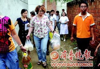 聊城小伙要带母亲上大学