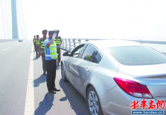 司机胶州湾大桥停车看海景造成三车连环相撞