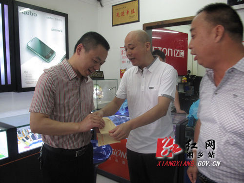 湘乡三市民勇擒杀人犯万元悬赏金转赠死者家属