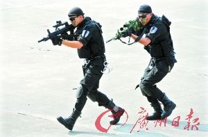 特警在进行反恐演练.