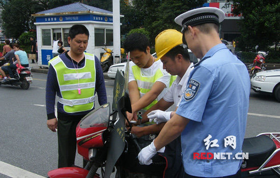 株洲荷塘交警劝导不文明交通行为 拆除摩托车