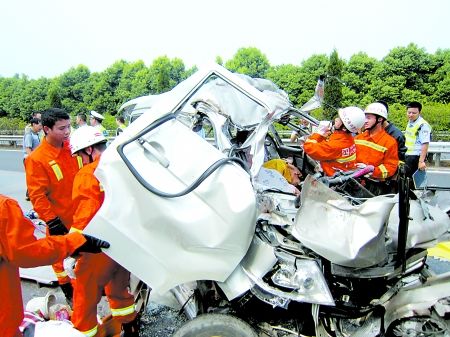 8月26日,沪蓉高速四川岳池境内发生一起面包车追撞大货车事故,造成车