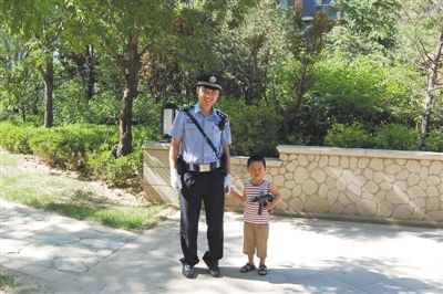 湖中救人 他一跃成为拐杖哥