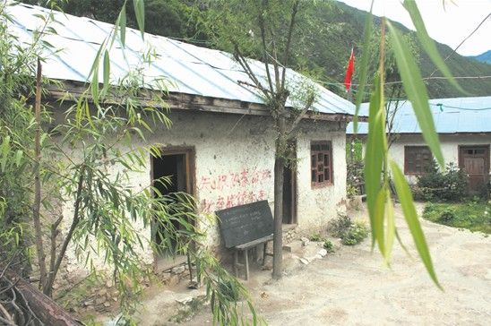 长沙县一中教师唐林独自驱车去西藏援助贫困学