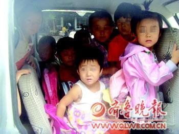 山东查获一超员校车16个孩子车内"叠罗汉"