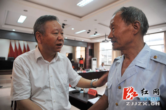 张家界市委书记胡伯俊深入桑植县接待来访群众