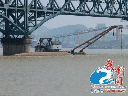 南京长江水域发生翻船事故四船相撞