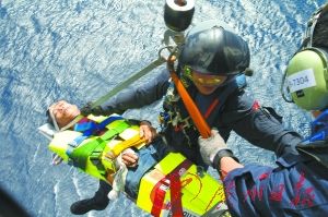 “南海神鹰”一天两飞救了两渔民
