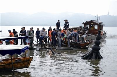 杭州集贤亭“腿一软”倒在西湖里