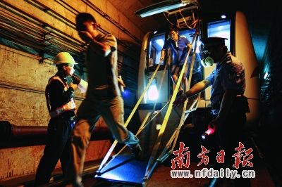 深圳地铁演习 仿若灾难大片