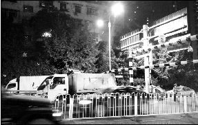 三阳路立交限高架又被撞垮