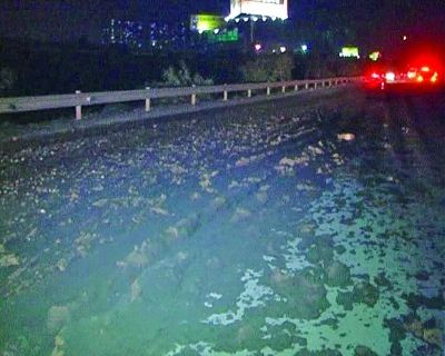南京:马路上偷倒一堆烂泥十多辆小车遭殃