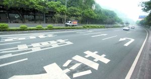 长滨路这路口怪,车掉头须开到最右边