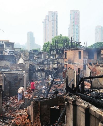 刘大姐带病挨家挨户疏散邻居