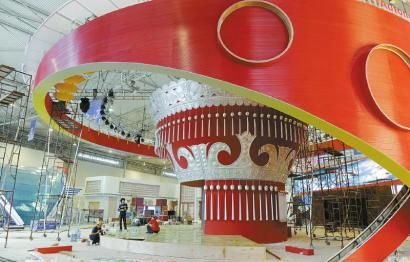 9月23日,成都世纪城会展中心,凉山州展馆以彝族头饰为主体展现地...图片 27028 410x262
