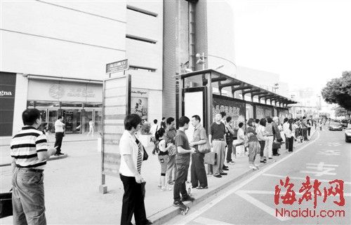 遮阳篷启用首日站台玻璃被砸