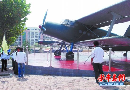 河北农民来青捐退役飞机 帮高校进行航空教学
