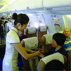 山航客舱部精心服务旅客