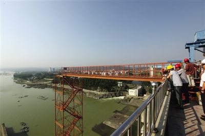 �ɻ�����150�ֻ��ݰѺ�ˮ�ʹ�