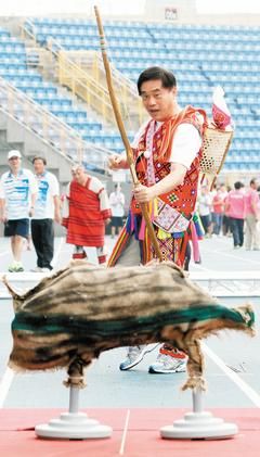 郝龙斌示范原住民射山猪5箭频失误掉脚边