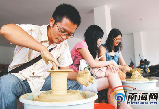 福山咖啡文化风情镇:游客体验陶艺制作