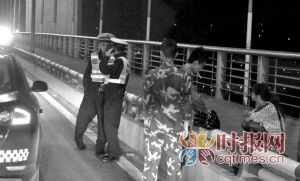 女子一下蒙了,她哭着翻过大桥护栏……