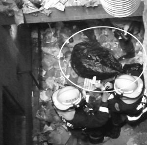 居民楼天井惊现腐尸 此前楼上一女子失踪