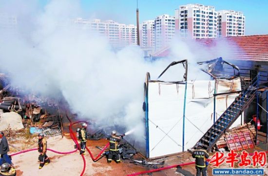 辽阳西路一工地板房突发大火近百工人家被毁