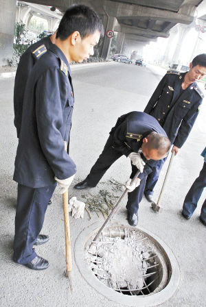 窨井盖频塌陷车辆常被“坑”