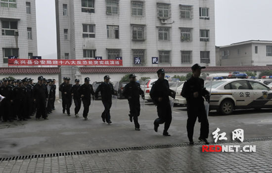 永兴县公安局举行处突反恐演练 为十八大保驾