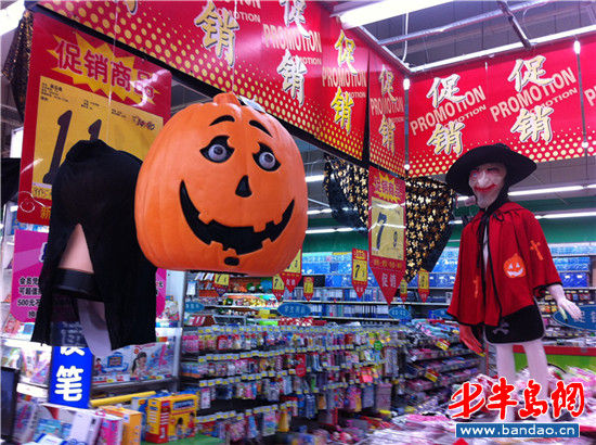 商家瞄准万圣节儿童市场 僵尸人偶吓坏女童
