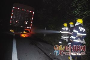刹车过热引燃轮胎