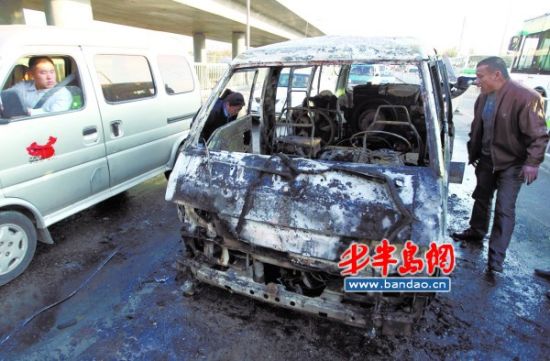 胜利桥上面包车行驶中自燃疑线路老化所致