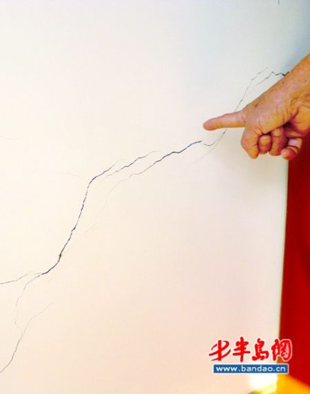 振华苑小区成墙裂裂 有住户裂纹遍布各个房间