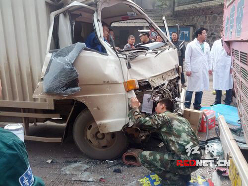 货车追尾公交车 衡阳消防成功救出3人