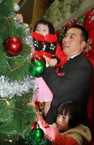 圣诞送暖 与深圳60名福利院儿童提前过节