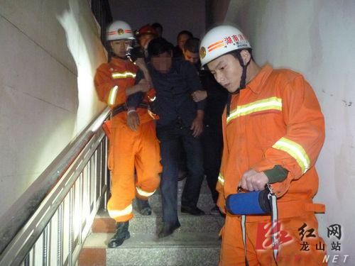 男子因债务及家庭纠纷深夜欲跳楼轻生获救