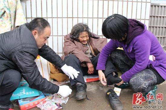 街头送温暖衡山县救助站给流浪乞讨人员送冬衣