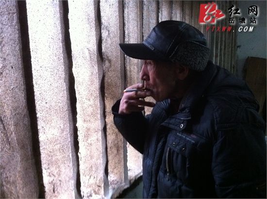 年近八旬老党员独居单车棚 生活困苦却乐于助人