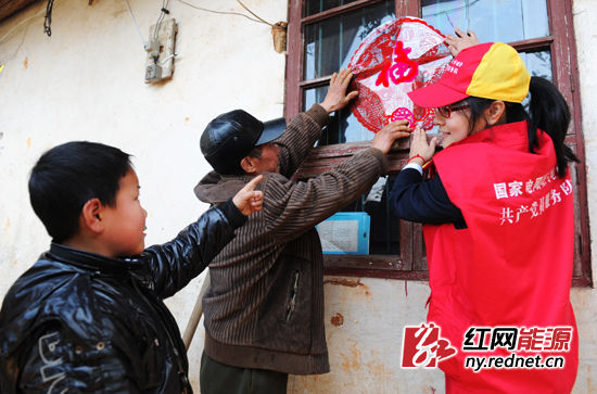 湘潭电力职工关爱空巢老人 甘当电保姆