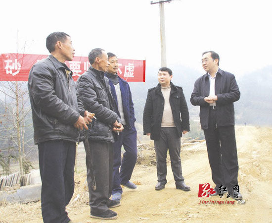 在红旗水库大堤上,宁乡县委副书记,县长周辉(右一)和当地村民亲切