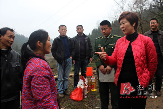 靖州县委副书记,县长张远松慰问坳上镇火灾受灾户