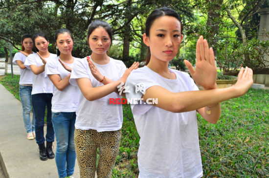 半边脸被毁容 女大学生校园上演行为艺术秀