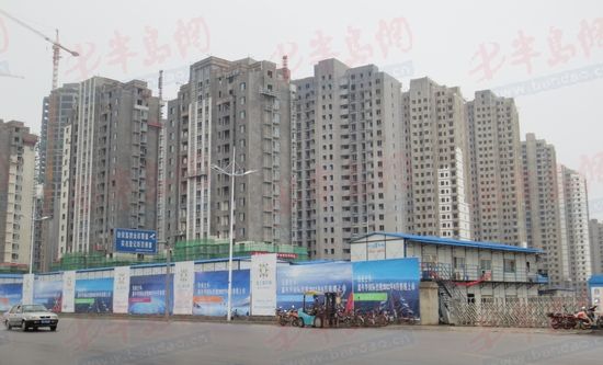 图为西海岸正在开发的楼盘 半岛网5月29日消息 今天记者从青岛市国土资源局获悉,原胶南区20块商业住宅用地近日成功批量拍卖,拍卖土地面积总计达445524平方米,出让总价接近8亿元。据了解,20块土地被数十家开发商瓜分,房产业内人士表示,未来该地区将迎来地产开发热潮。 数据 原胶南市集体卖出20地块 土地收益近8亿元 今年4月份,原胶南市集体挂牌拍卖20余宗土地,5月27日这批土地被集体放上拍卖台出售,为今年青岛土地拍卖市场规模最大的一次土地拍卖会,记者发现这些土地多位于市区内铁山路、