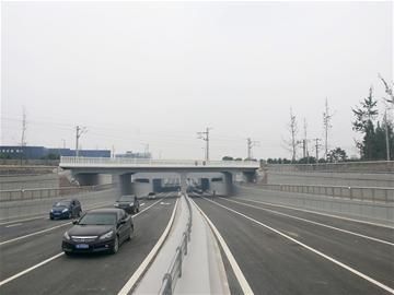 万石路立交通车 路面开火车 隧道跑汽车