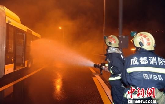 成都开展BRT公交车消防疏散演练应对突发情况