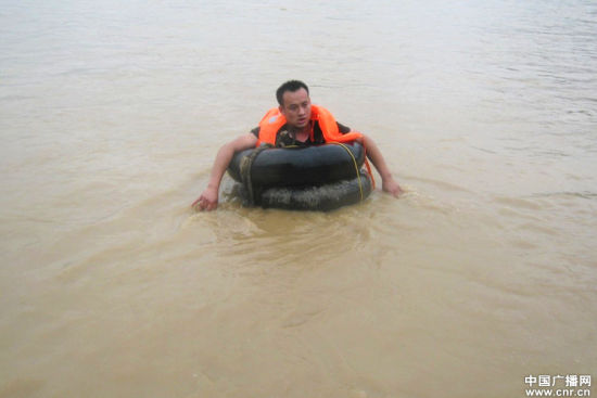 广西融水暴雨现超警戒水位 已解救15名被洪水