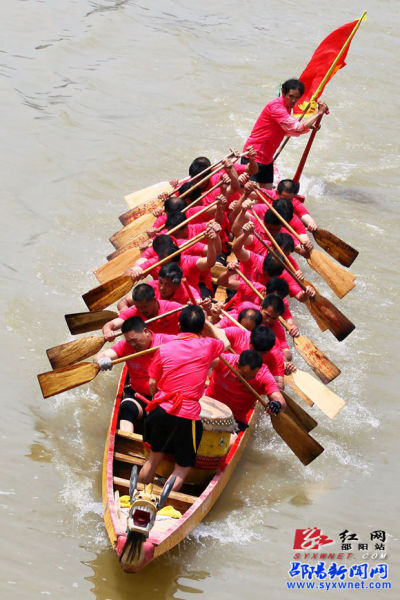 洞口县高沙镇在蓼水河举行龙舟比赛 16支队伍