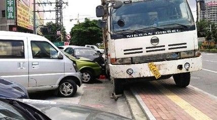 7月3日上午,在凤岗镇沙岭电子城门口就发生惊魂一幕,一辆泥头东莞一泥