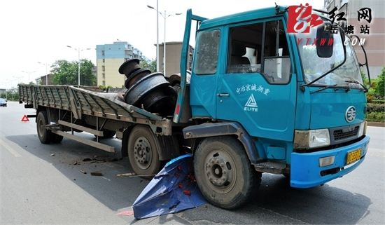 遮阳伞"撞烂"大卡车 湘潭芙蓉大道发生一起交通意外